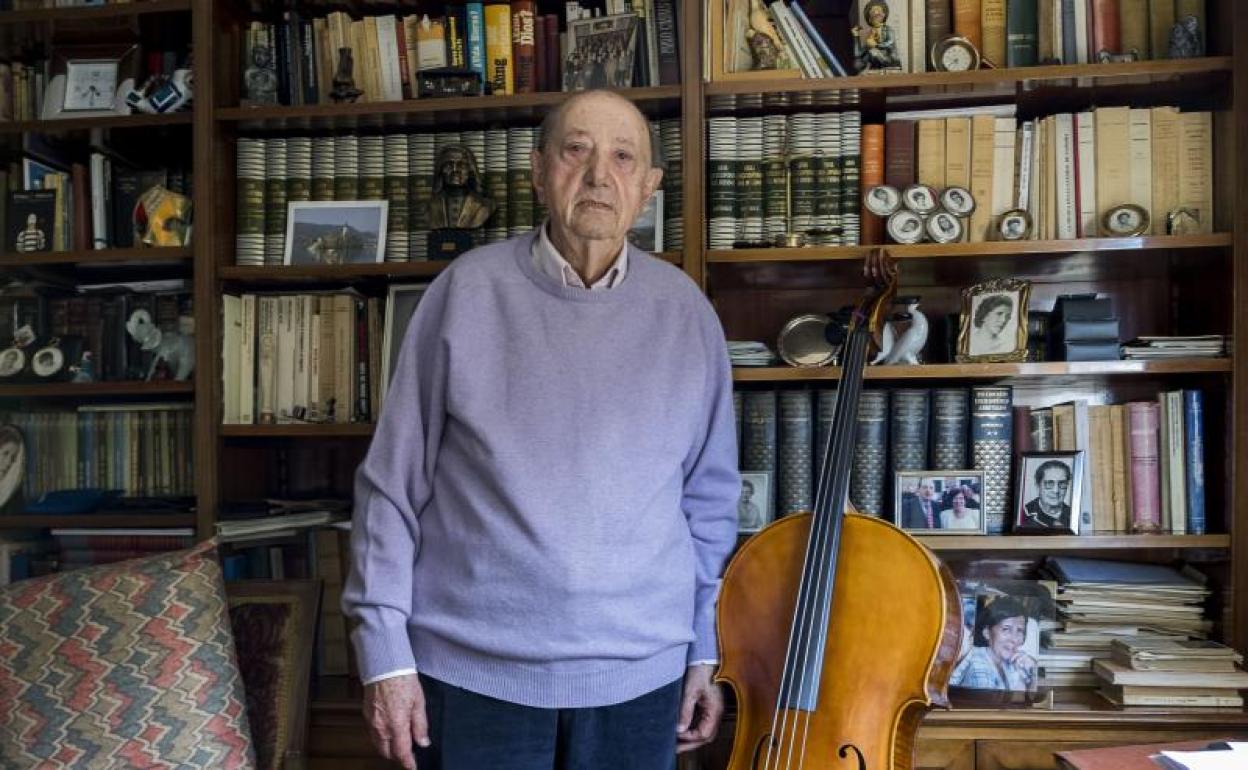 José Donato Andrés en su casa de Valladolid, posa junto al violonchelo que tanto disfrutaba