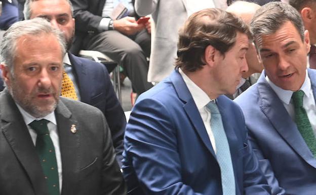 Carlos Pollán (Vox) y los presidentes Mañueco y Sáncez, en la inauguración del Ave a Burgos el pasado jueves.