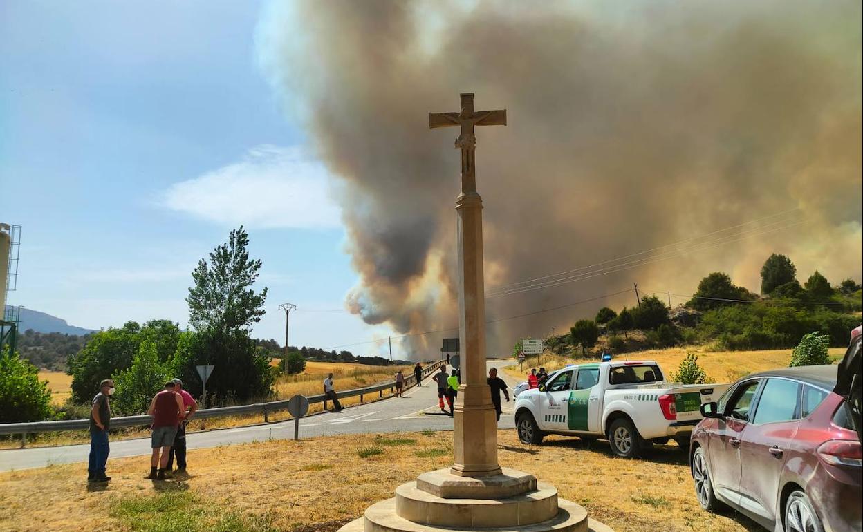 Imágenes de la zona afectada por el incendio que se ha originado en Tejada (Burgos). 