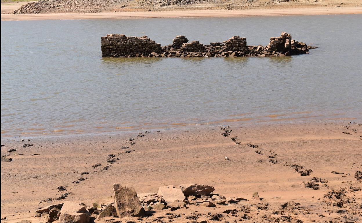 Palencia: Los restos de los antiguos poblados de Aguilar emergen por el bajo nivel del pantano