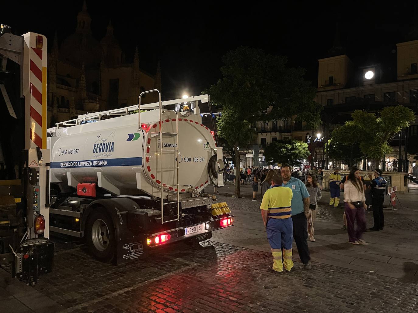 Servicios de limpieza, tras una verbena en la Plaza Mayor de Segovia.