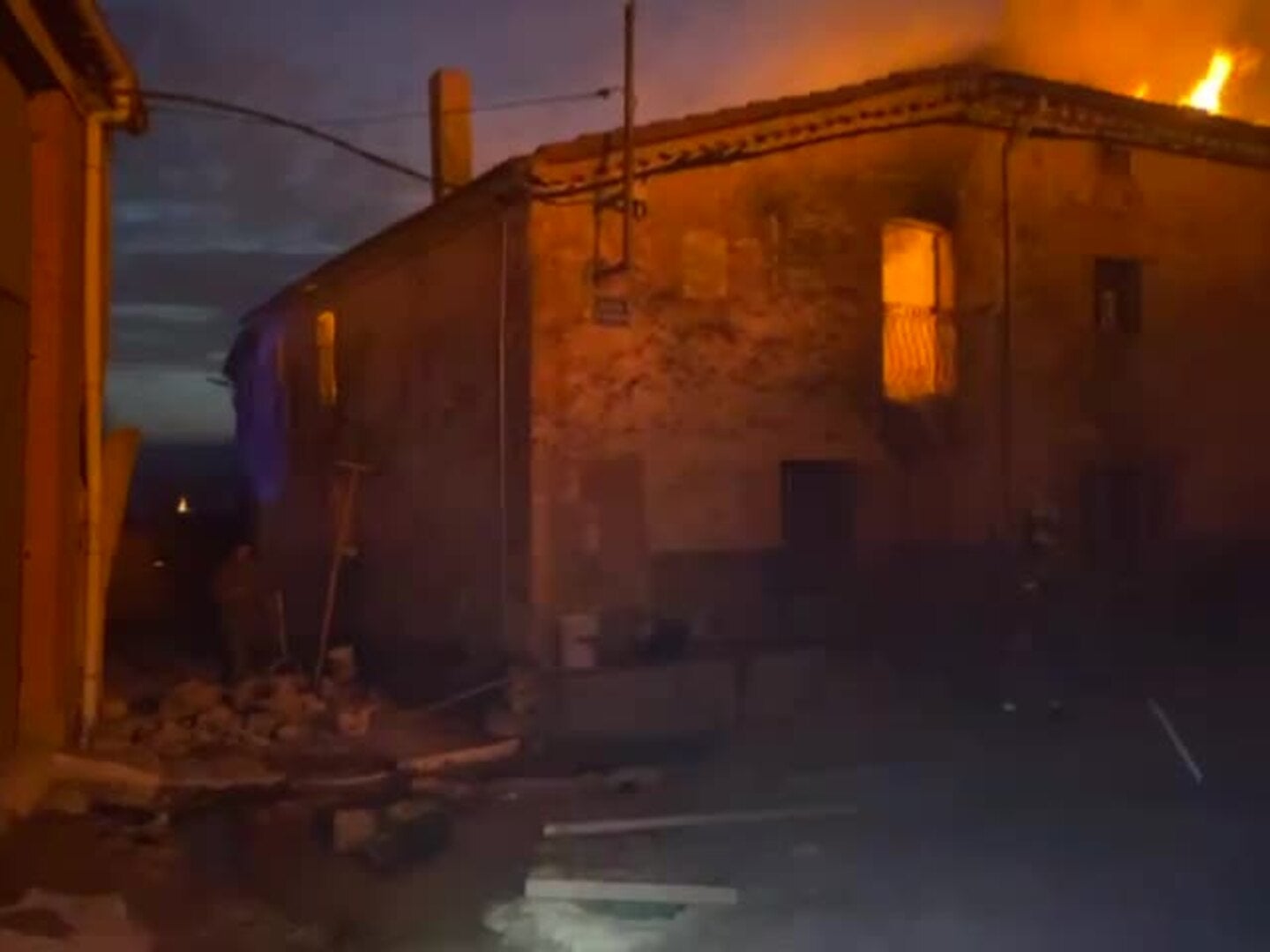 El fuego devora varias viviendas en Santibáñez del Val