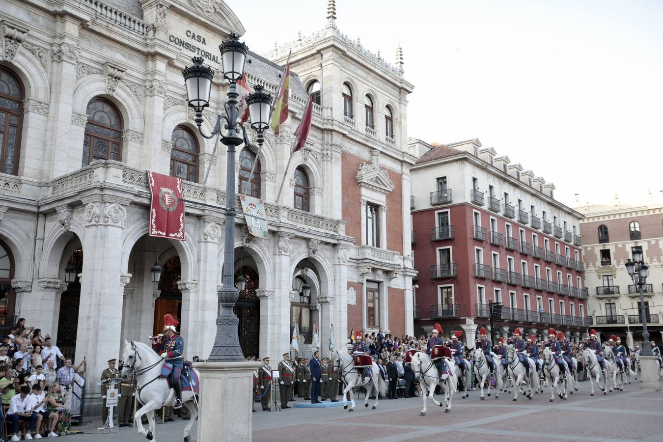 Fotos: Parada militar en honor a Santiago Apóstol en la Plaza Mayor de Valladolid