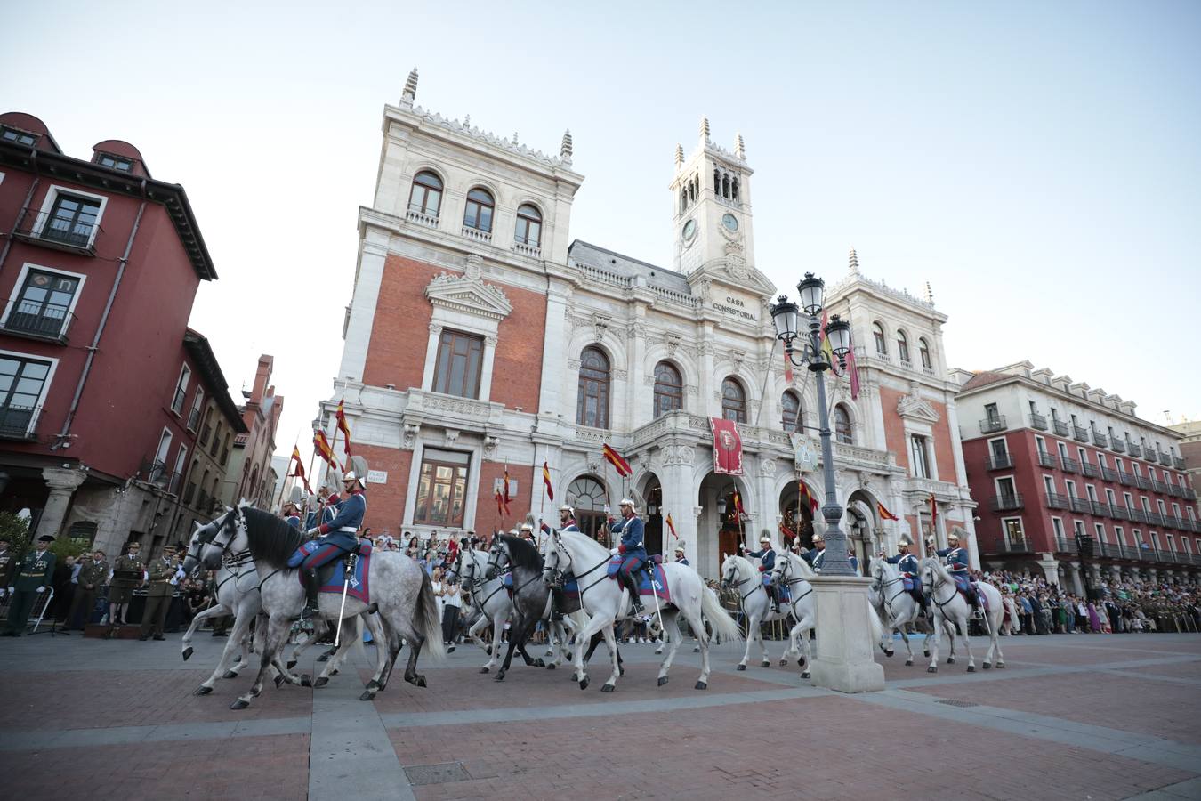 Fotos: Parada militar en honor a Santiago Apóstol en la Plaza Mayor de Valladolid