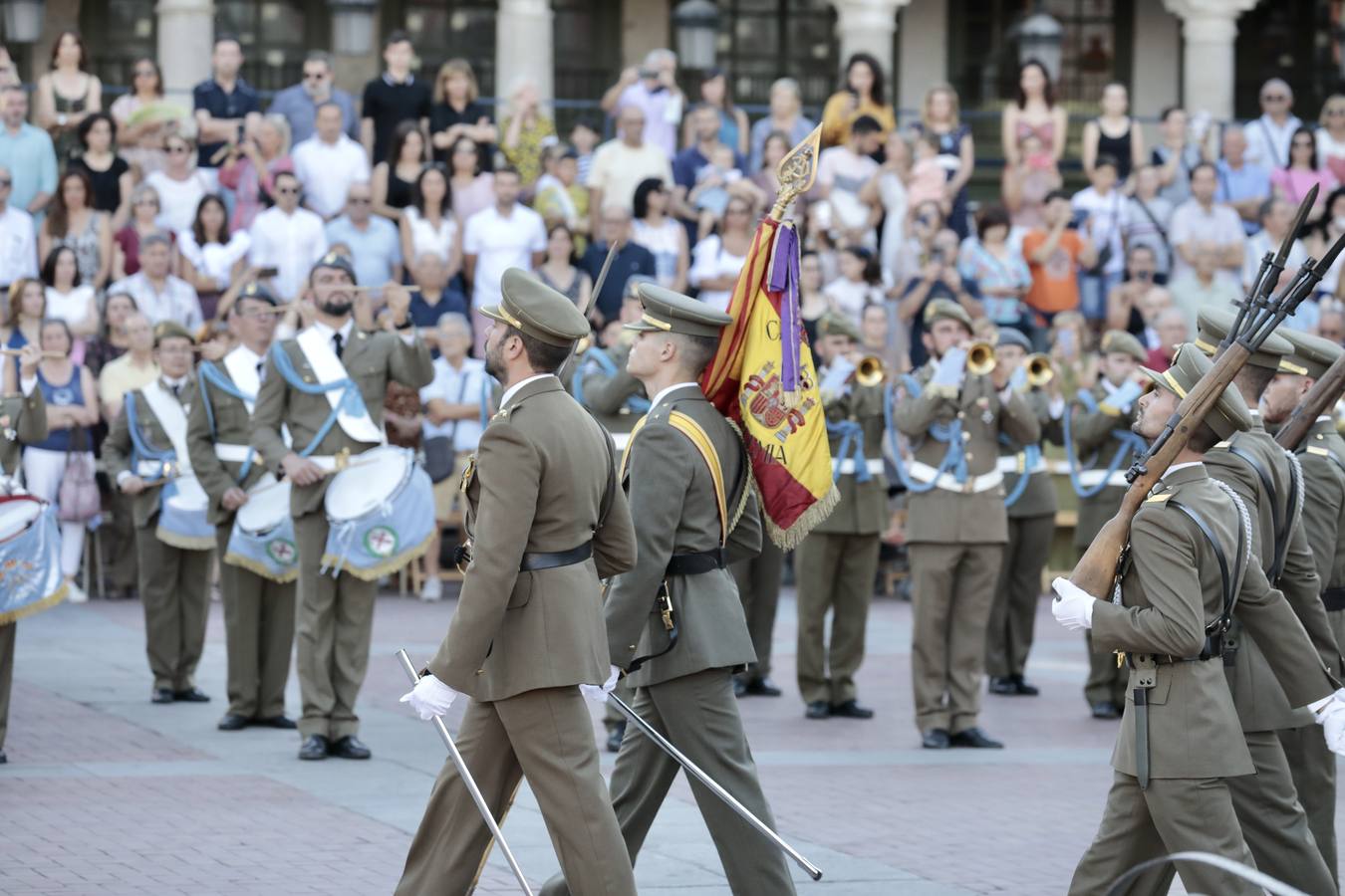 Fotos: Parada militar en honor a Santiago Apóstol en la Plaza Mayor de Valladolid