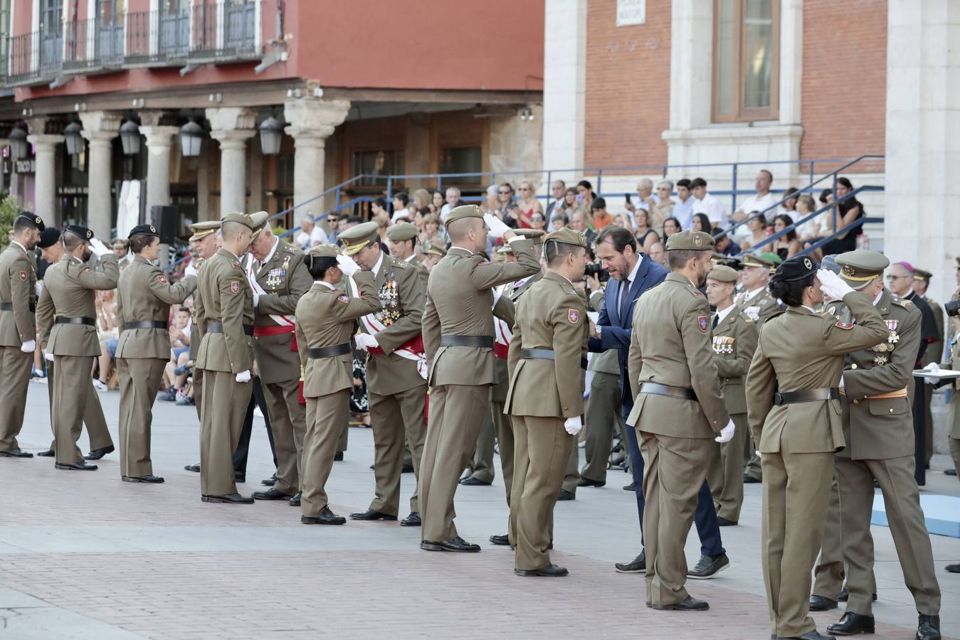 Fotos: Parada militar en honor a Santiago Apóstol en la Plaza Mayor de Valladolid
