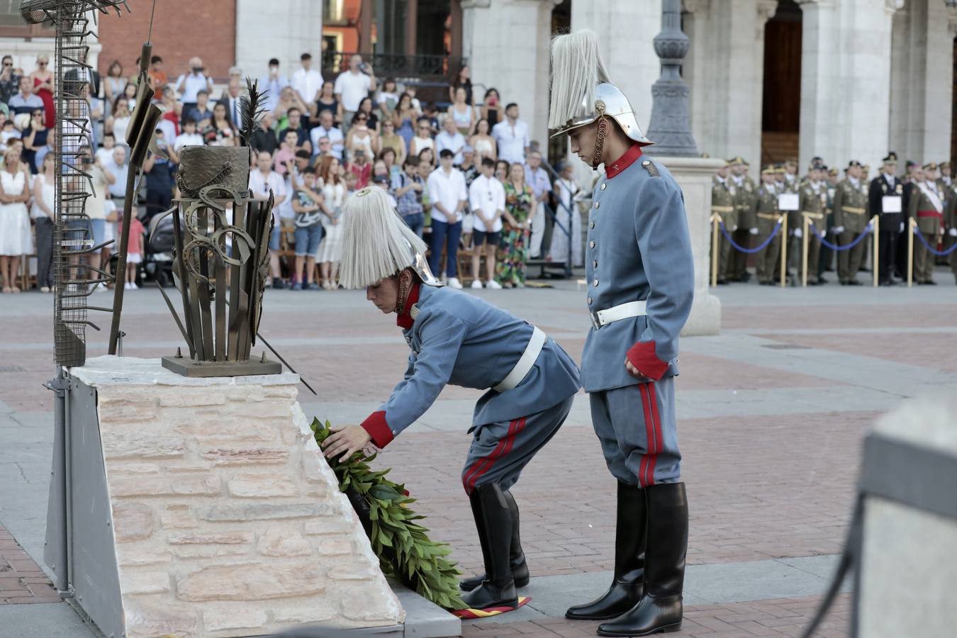 Fotos: Parada militar en honor a Santiago Apóstol en la Plaza Mayor de Valladolid