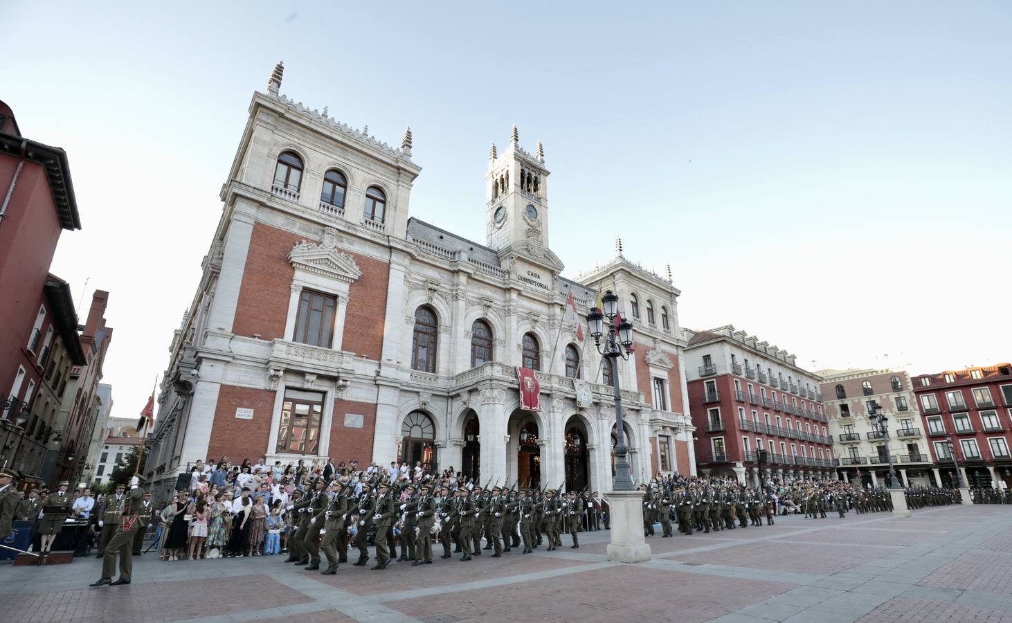 Fotos: Parada militar en honor a Santiago Apóstol en la Plaza Mayor de Valladolid