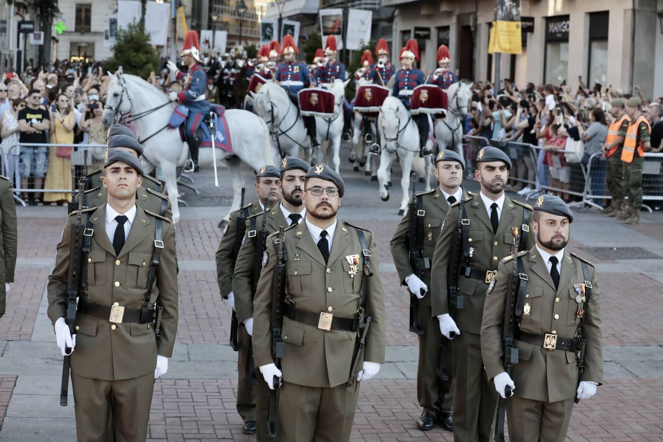Fotos: Parada militar en honor a Santiago Apóstol en la Plaza Mayor de Valladolid
