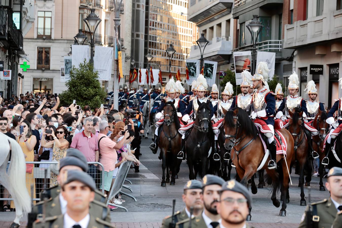 Fotos: Parada militar en honor a Santiago Apóstol en la Plaza Mayor de Valladolid