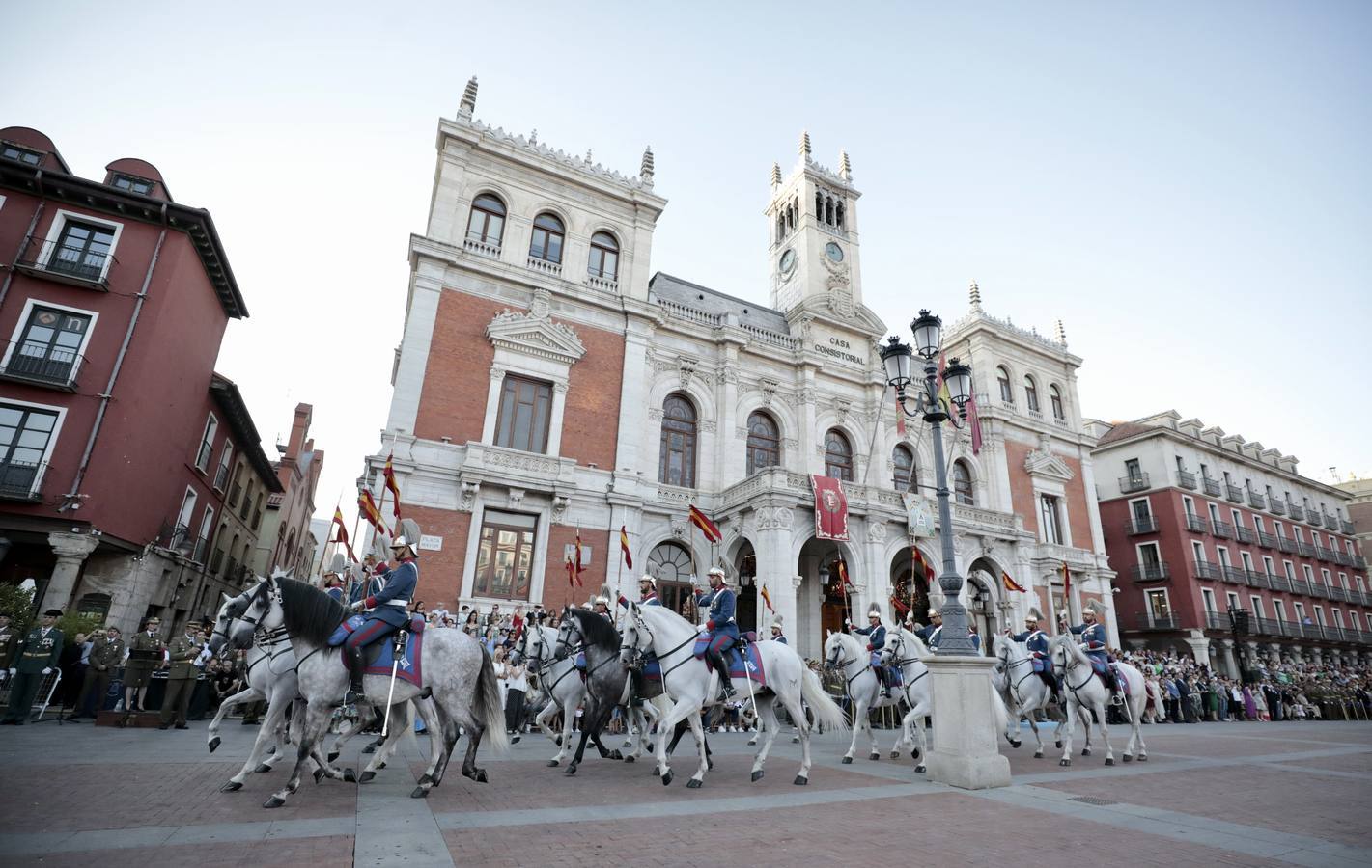 Fotos: Parada militar en honor a Santiago Apóstol en la Plaza Mayor de Valladolid