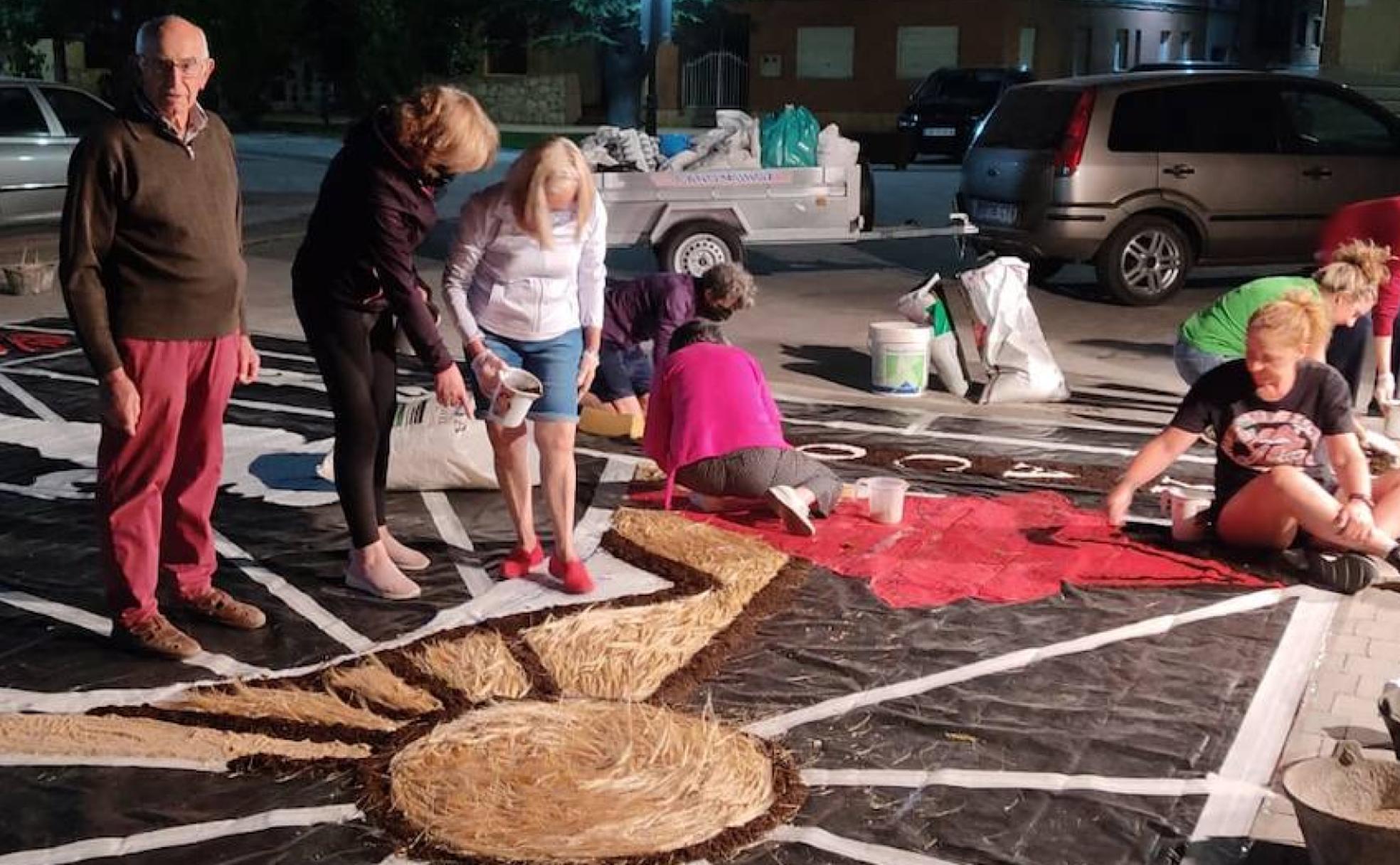 Las alfombristas de madrugada trabajando con los materiales