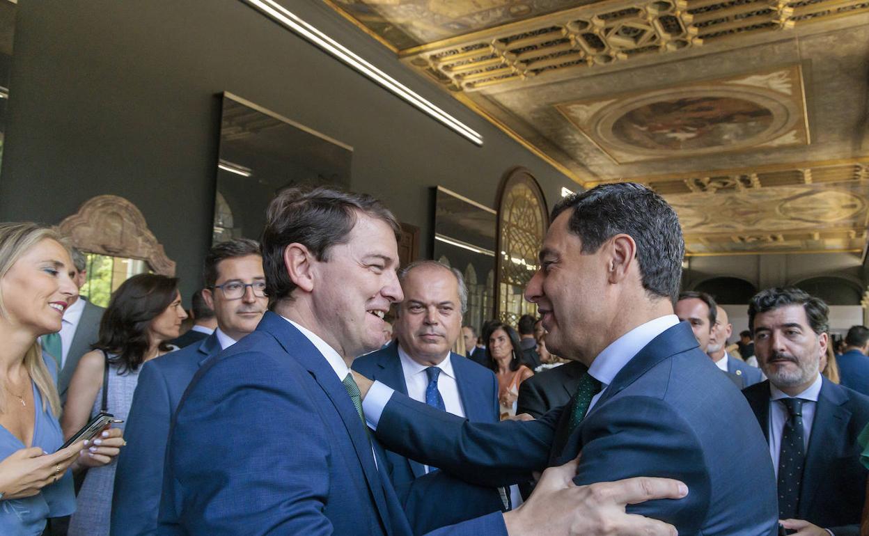 Moreno Bonilla (derecha) saluda durante su toma de posesión al presidente de Castilla y León, Alfonso Fernández-Mañueco. 