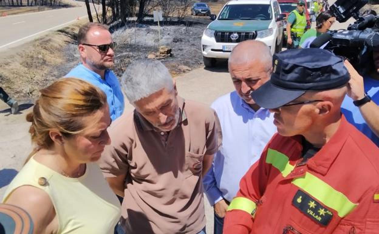 El ministro del Interior, Fernando Grande Marlaska, ha visitado el puesto de mando avanzado del incendio de Quintanilla del Coco.