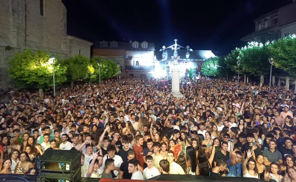 Multitud congregada en Tudela para la tradicional pedida al grito de «¡toros si, vacas no!».