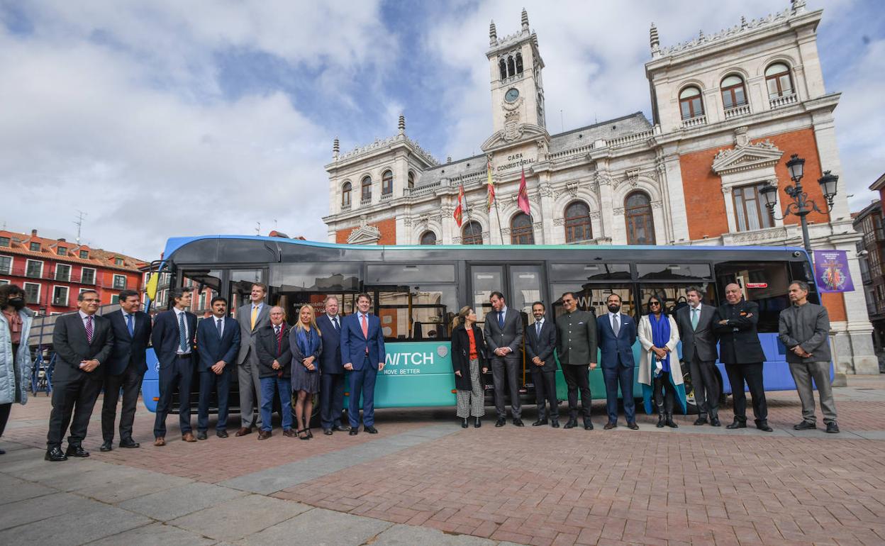 La ministra de Transporte, Movilidad y Agenda Urbana, Raquel Sánchez, conversa con el alcalde de Valladolid, Óscar Puente, junto al presidente de la Junta, Alfonso Fernández Mañueco y los directivos de la empresa Switch Mobility y los embajadores de la India y el Reino Unido.