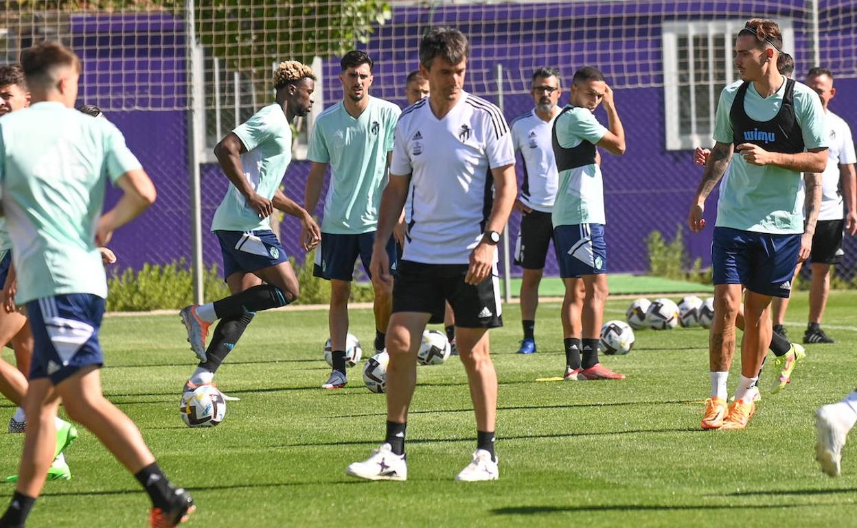 Pacheta, en pleno entrenamiento del Real Valladolid con varios jugadores ejercitándose detrás. 