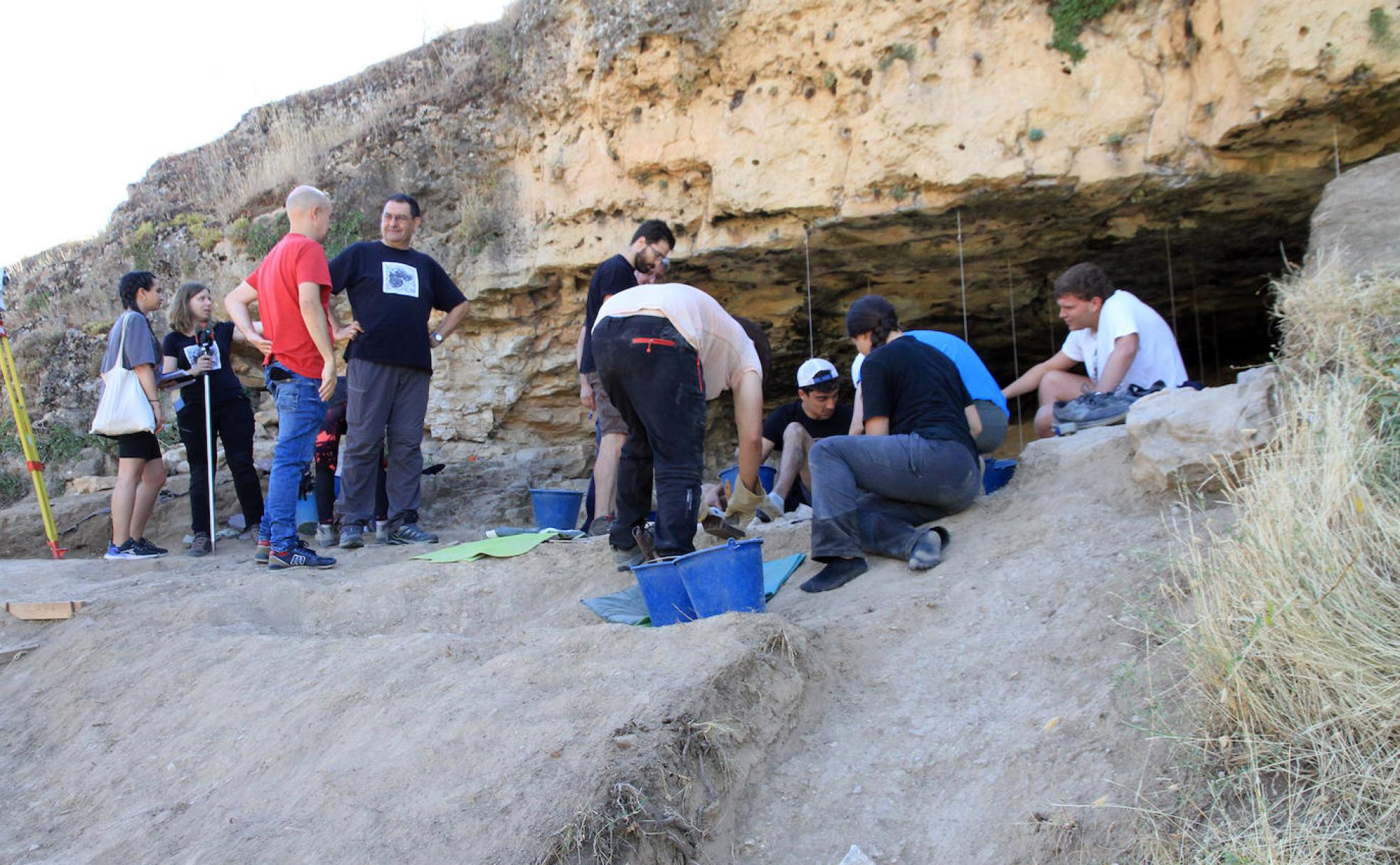 Excavación en el yacimiento del Abrigo del Molino, en Segovia. 