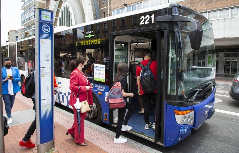 Viajeros se suben al autobús urbano