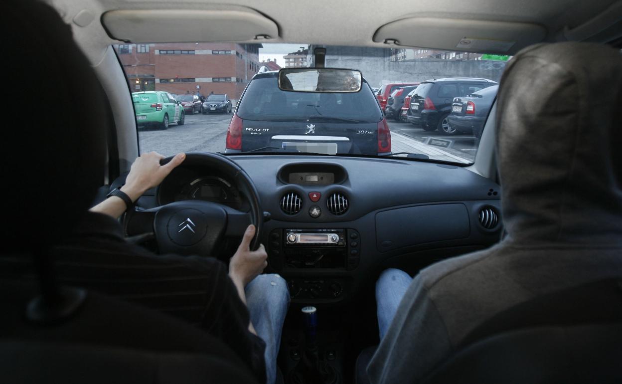 El conductor de un vehículo espera en una fila de coches. 