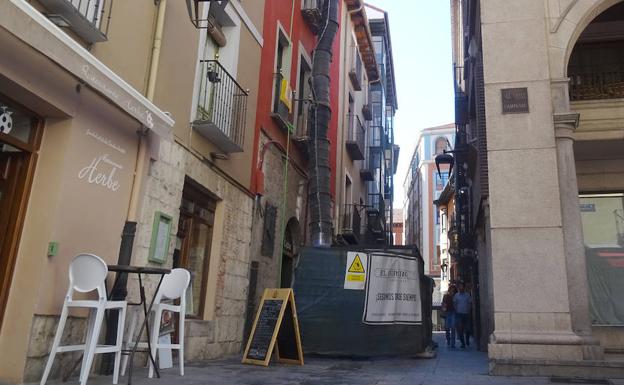 Los andamios cubren la fachada catalogada de la antigua hostería La Cueva de la calle Correos. 