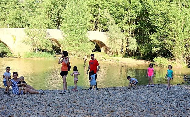 Los entornos del río Pisuerga son un punto de encuentro para los astudillanos. 