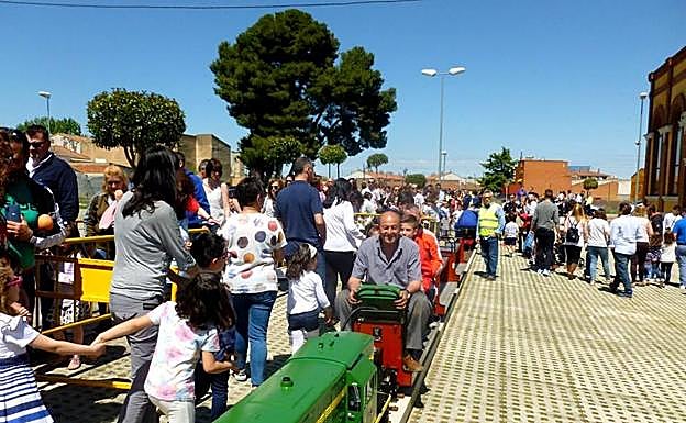 Los paseos en tren son otra de las actividades más populares que ofrece la localidad. 