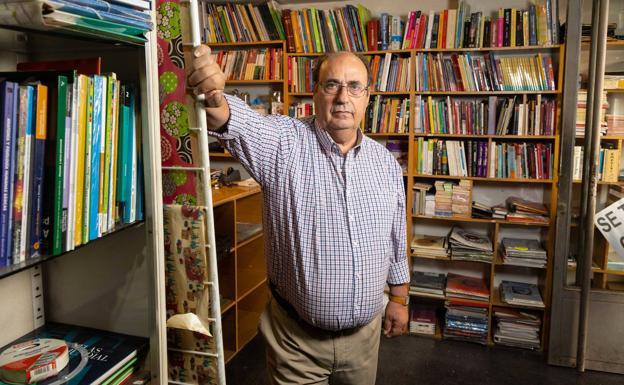 Andrés Cabeza, propietario de la librería Herca de Parquesol, Valladolid 