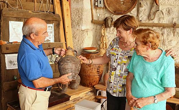 Alfredo Barcenilla muestra una de las piezas de su colección 
