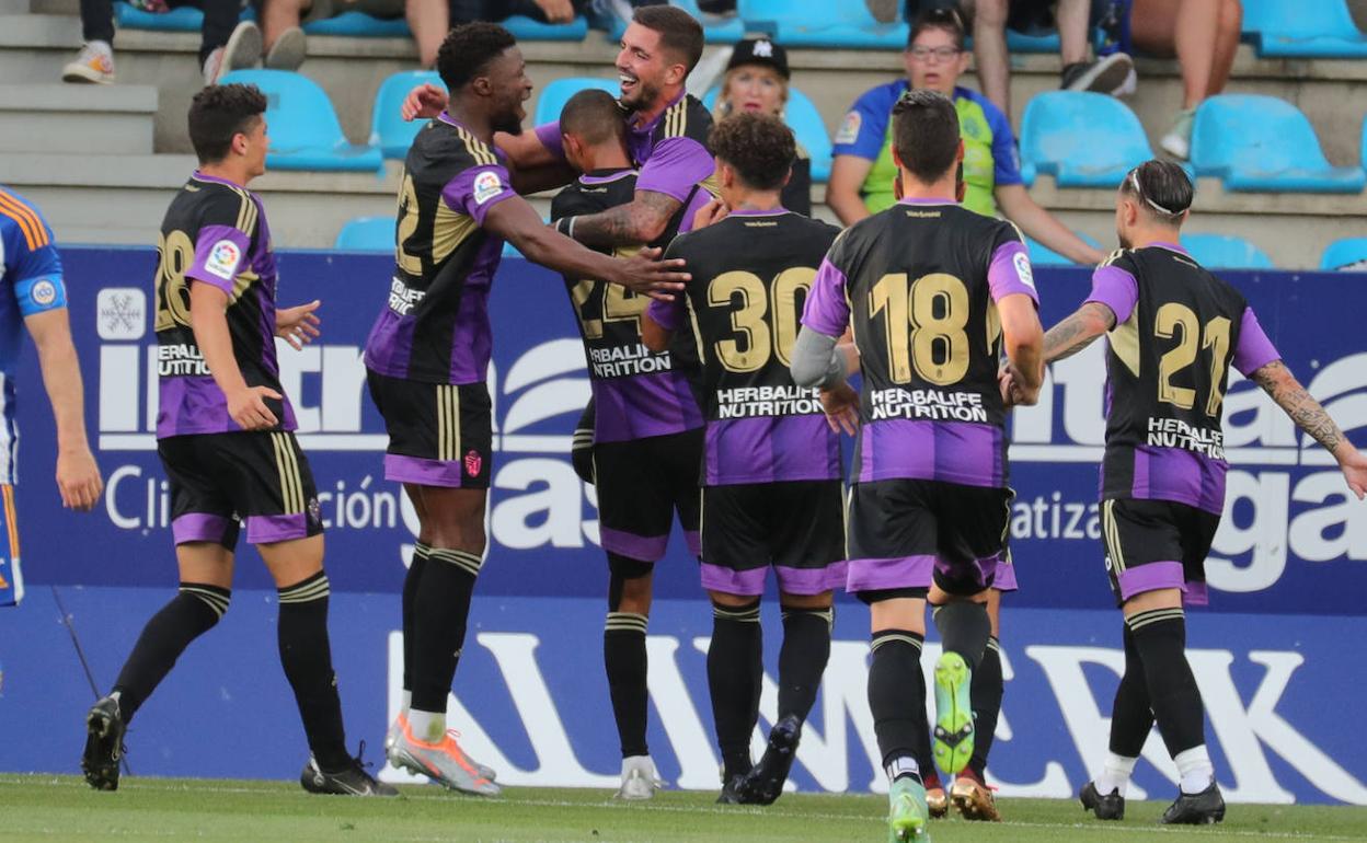 Los jugadores del Real Valladolid celebran uno de los goles a la Ponferradina. 