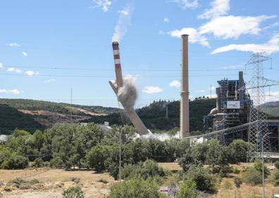 Imagen secundaria 1 - León: Derriban una chimenea de una central térmica en La Robla