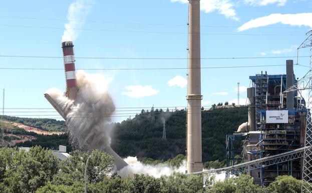 Imagen principal - León: Derriban una chimenea de una central térmica en La Robla