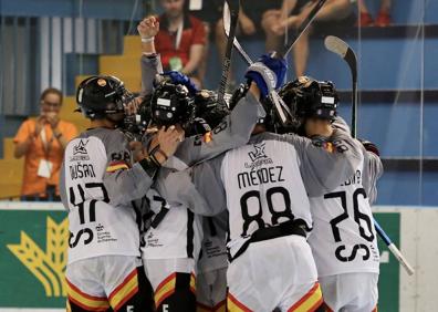 Imagen secundaria 1 - Los jugadores de la selección y el público celebra uno de los goles de la sub-18. 