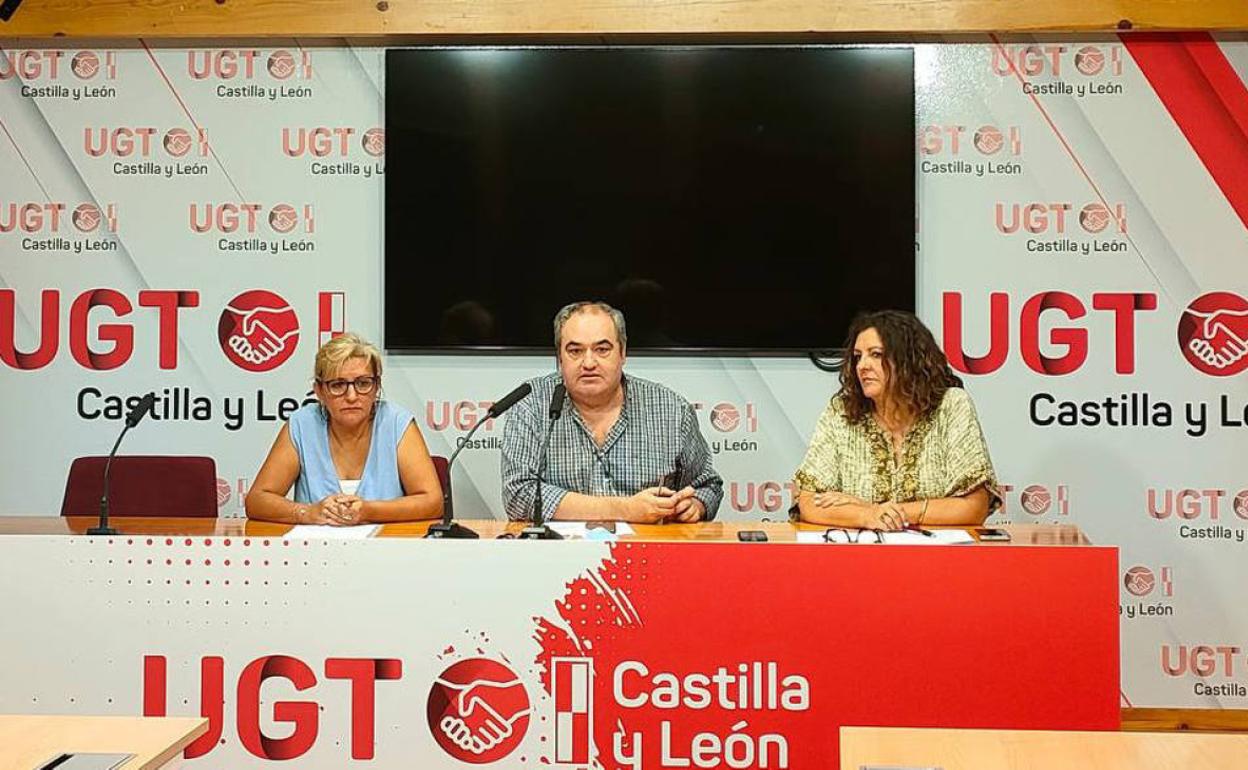 Tomás Pérez, en el centro, entre Pilar Gutiérrez Sánchez, a su derecha y Victoria Zumalacárregui. 