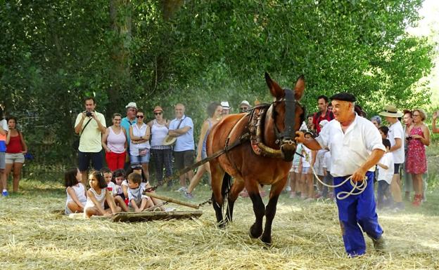 Los niños disfrutan en la fiesta de La Trilla. 