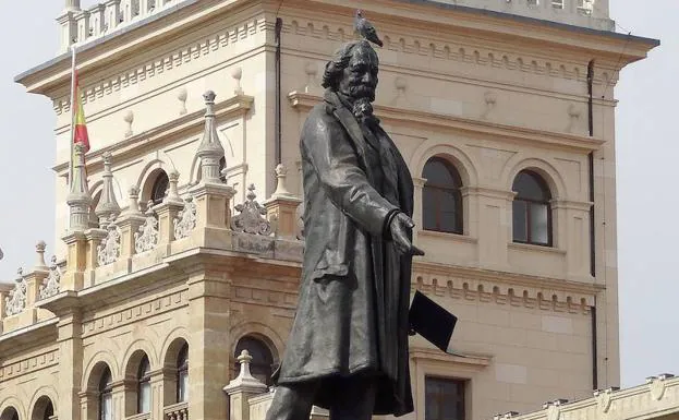 La estatua de José Zorrilla, con una paloma en su cabeza. 