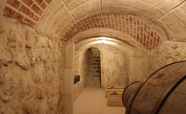 Interior de una bodega subterránea en Atauta (Soria). 