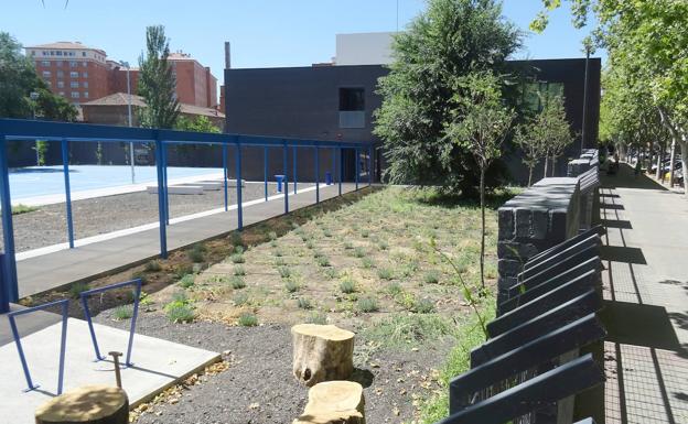 El patio de la nueva Escuela de Arte, en la calle Mirabel, con el edificio principal al fondo. 