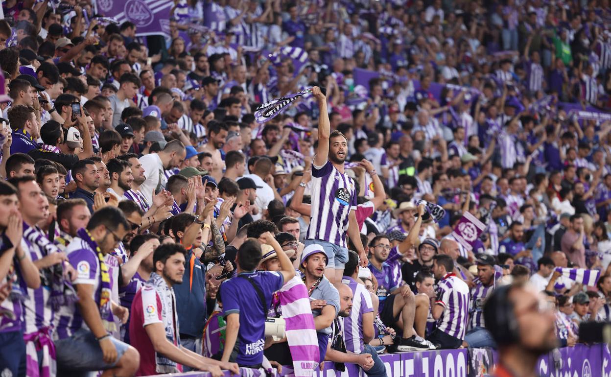 Seguidores del Real Valladolid durante el partido ante el Huesca. 