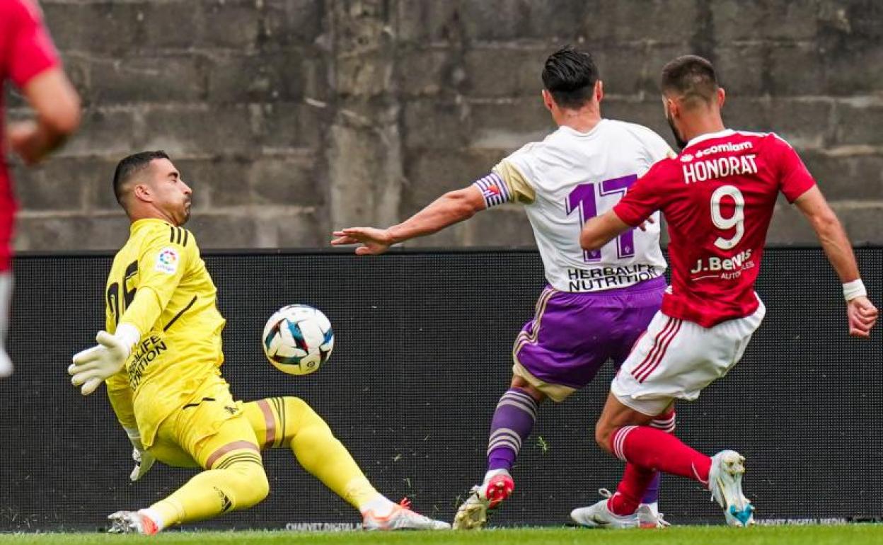 Asenjo salva un mano a mano ante Honorat en los primeros minutos del partido. 