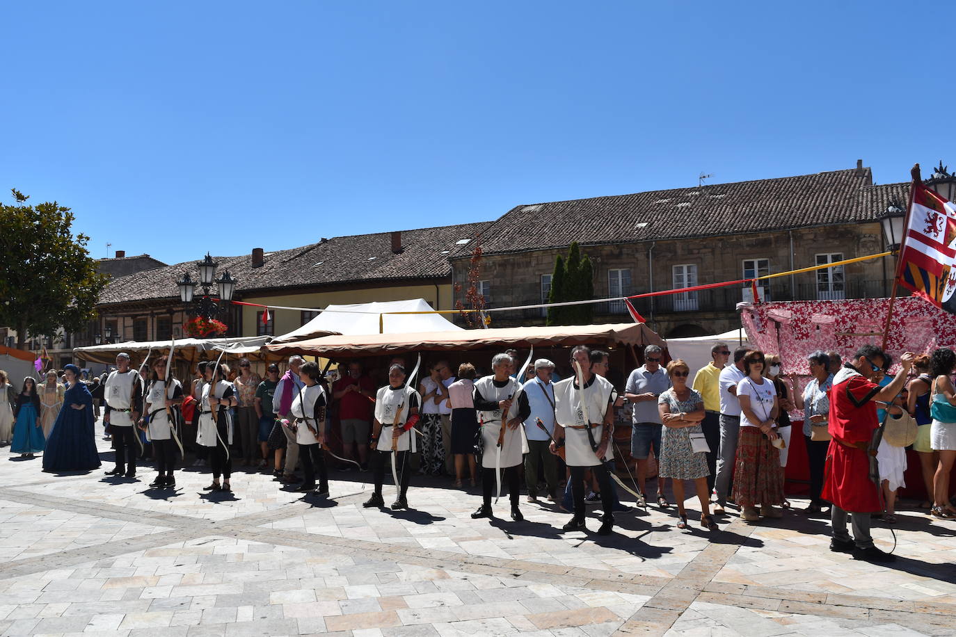 El 29 de julio de 1522 el monarca visitó la villa norteña y fue recibido por el Marqués de Aguilar y su esposa. 