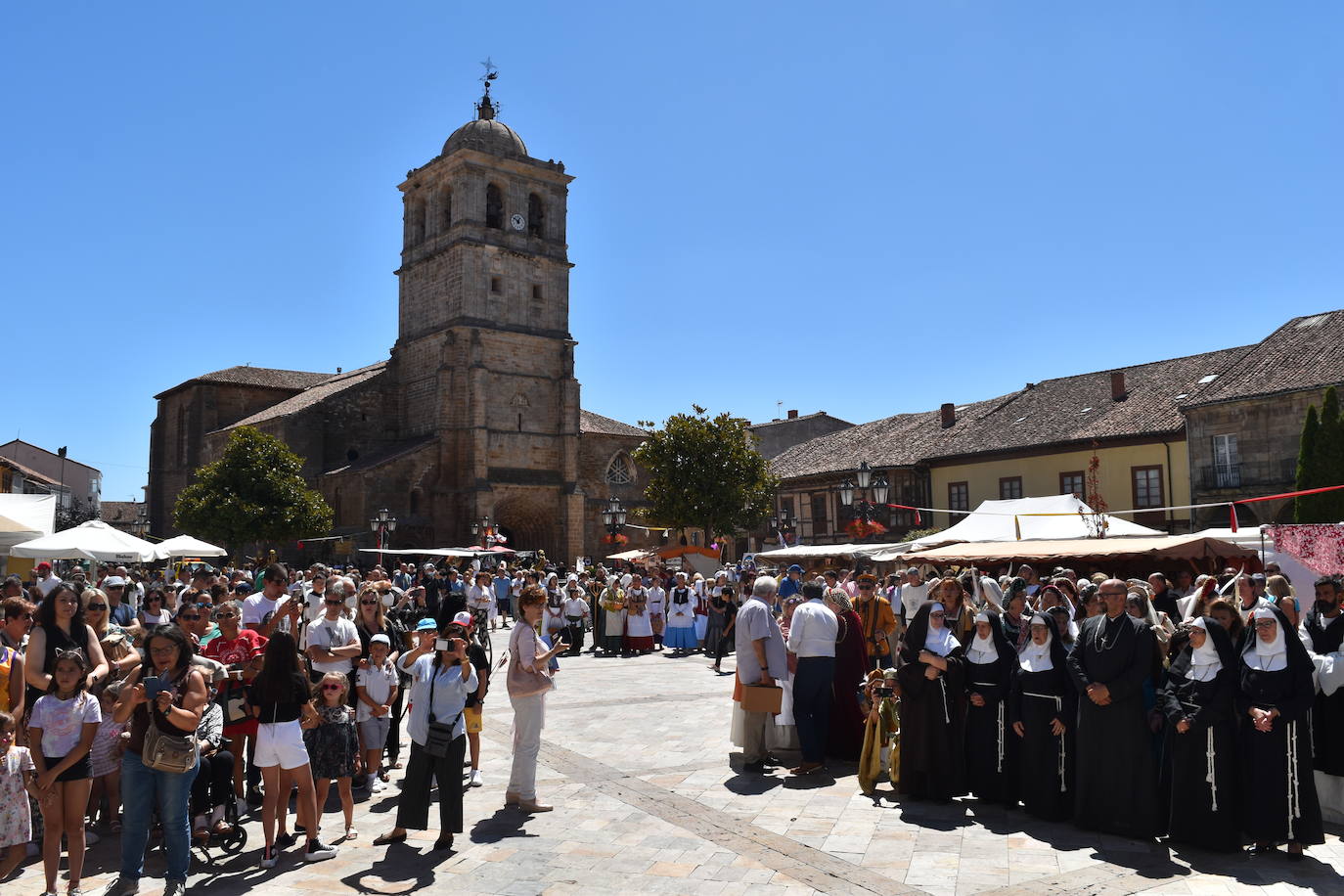 El 29 de julio de 1522 el monarca visitó la villa norteña y fue recibido por el Marqués de Aguilar y su esposa. 