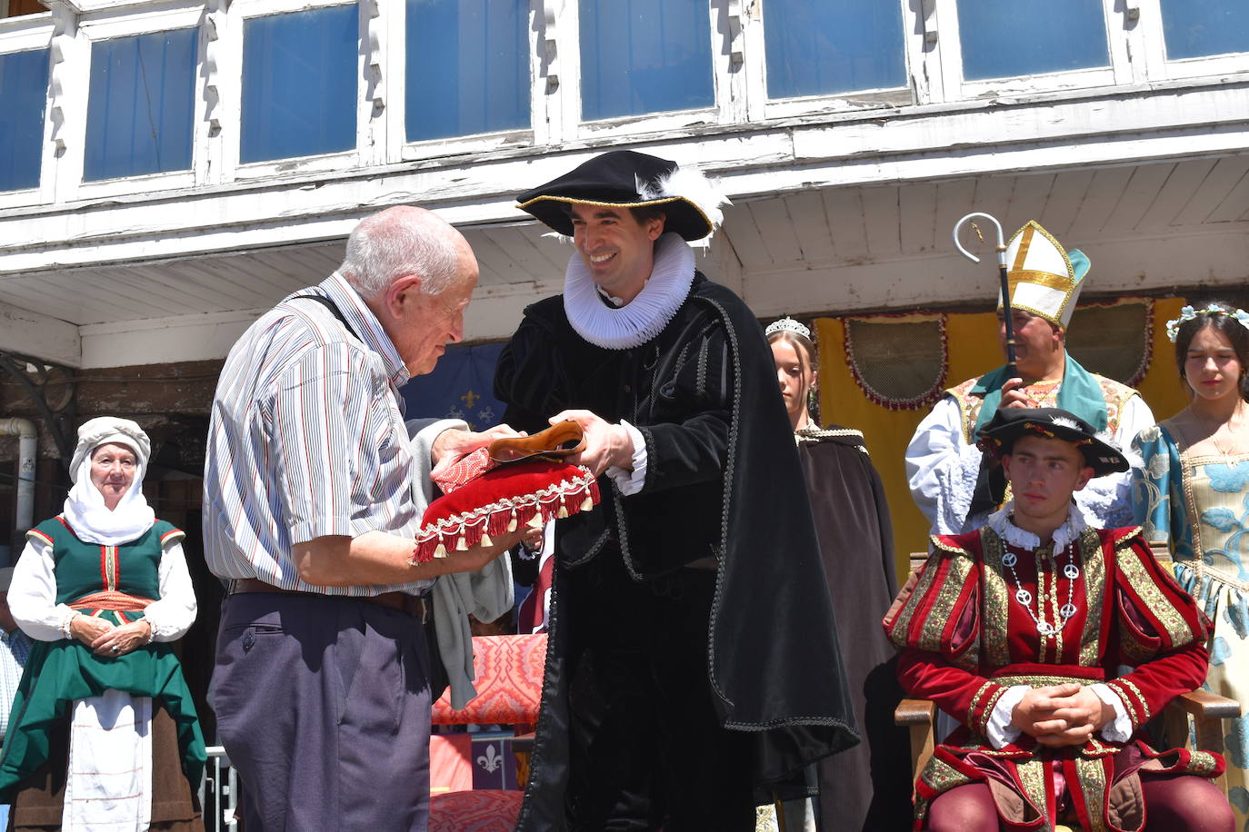 El 29 de julio de 1522 el monarca visitó la villa norteña y fue recibido por el Marqués de Aguilar y su esposa. 