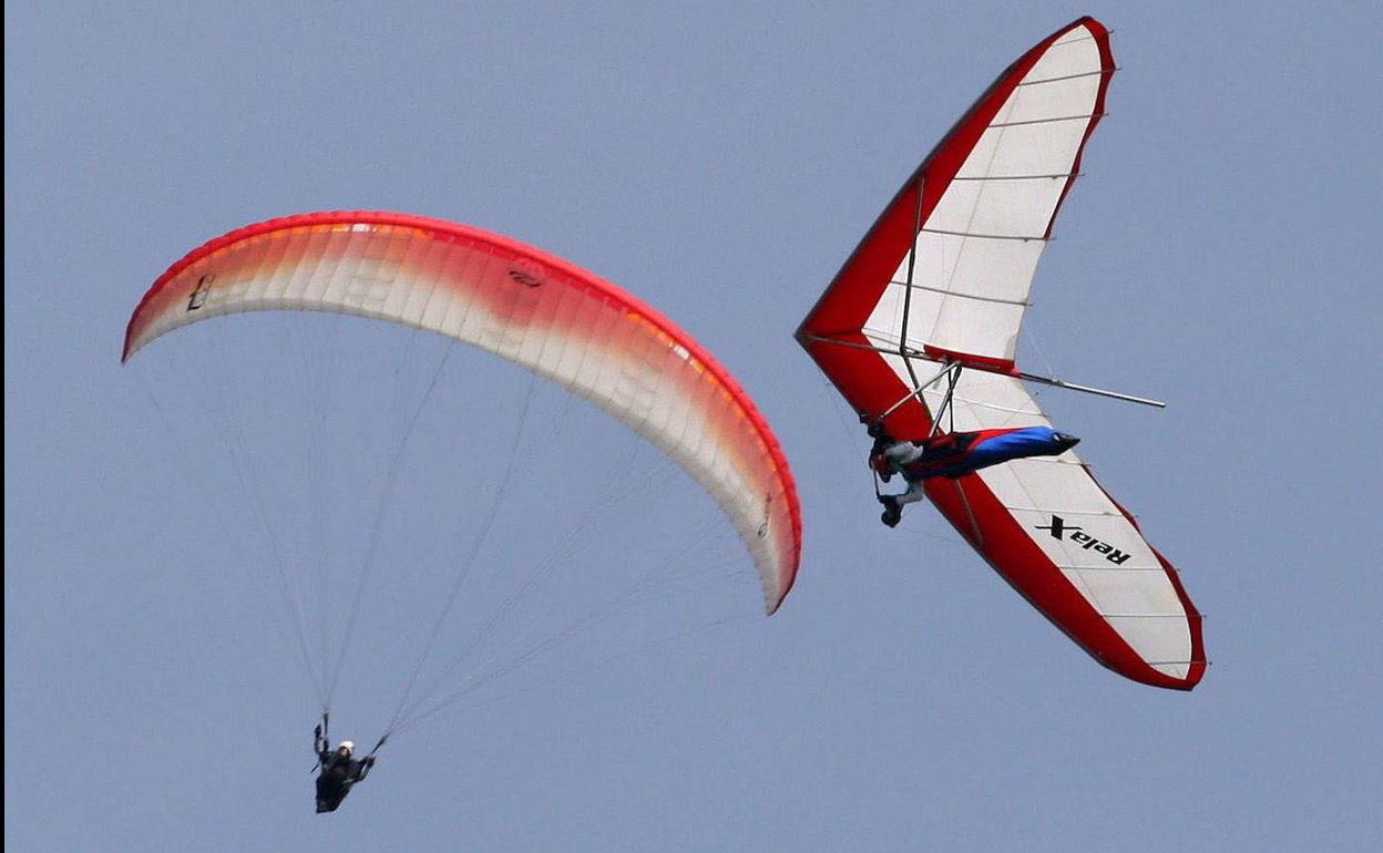 Una parapente y un ala delta, en una imagen de archivo. 