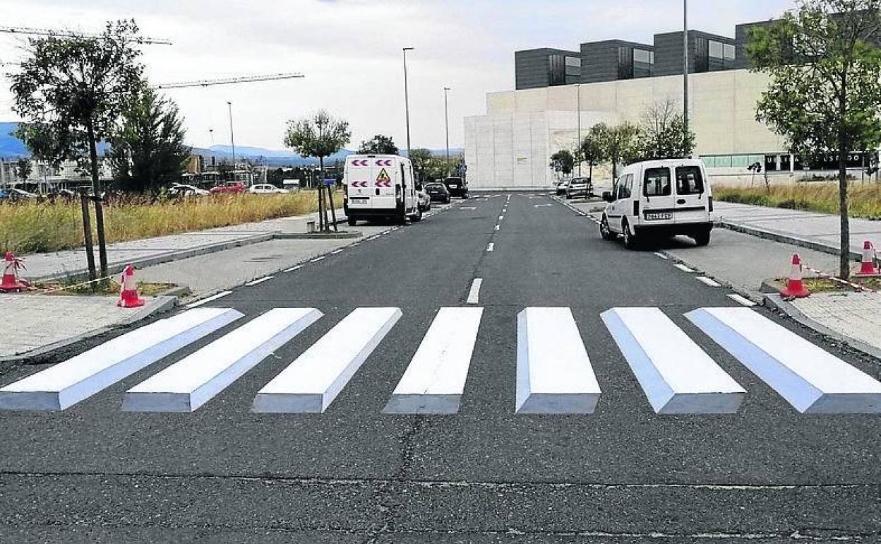 Paso de peatones 3D en el entorno de la Biblioteca Pública.