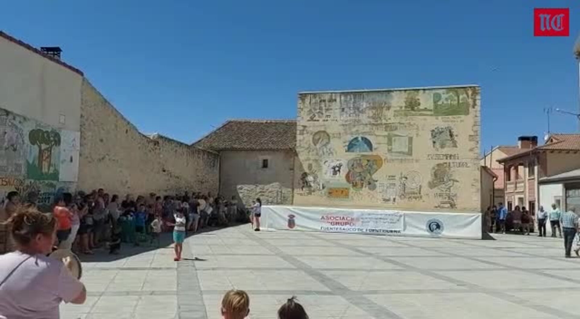 Cacerolada en Fuentesaúco de Fuentidueña a las puertas de la iglesia