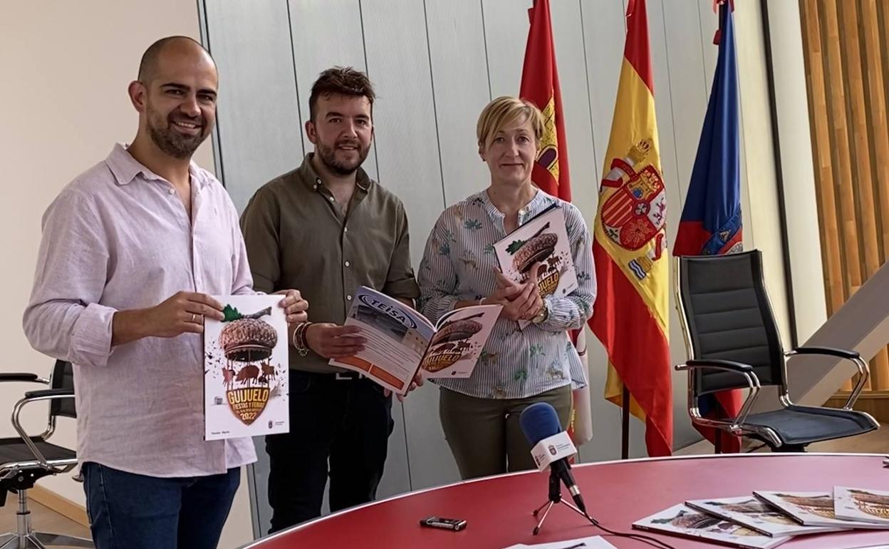 Responsables municipales, con el programa de las ferias y fiestas.