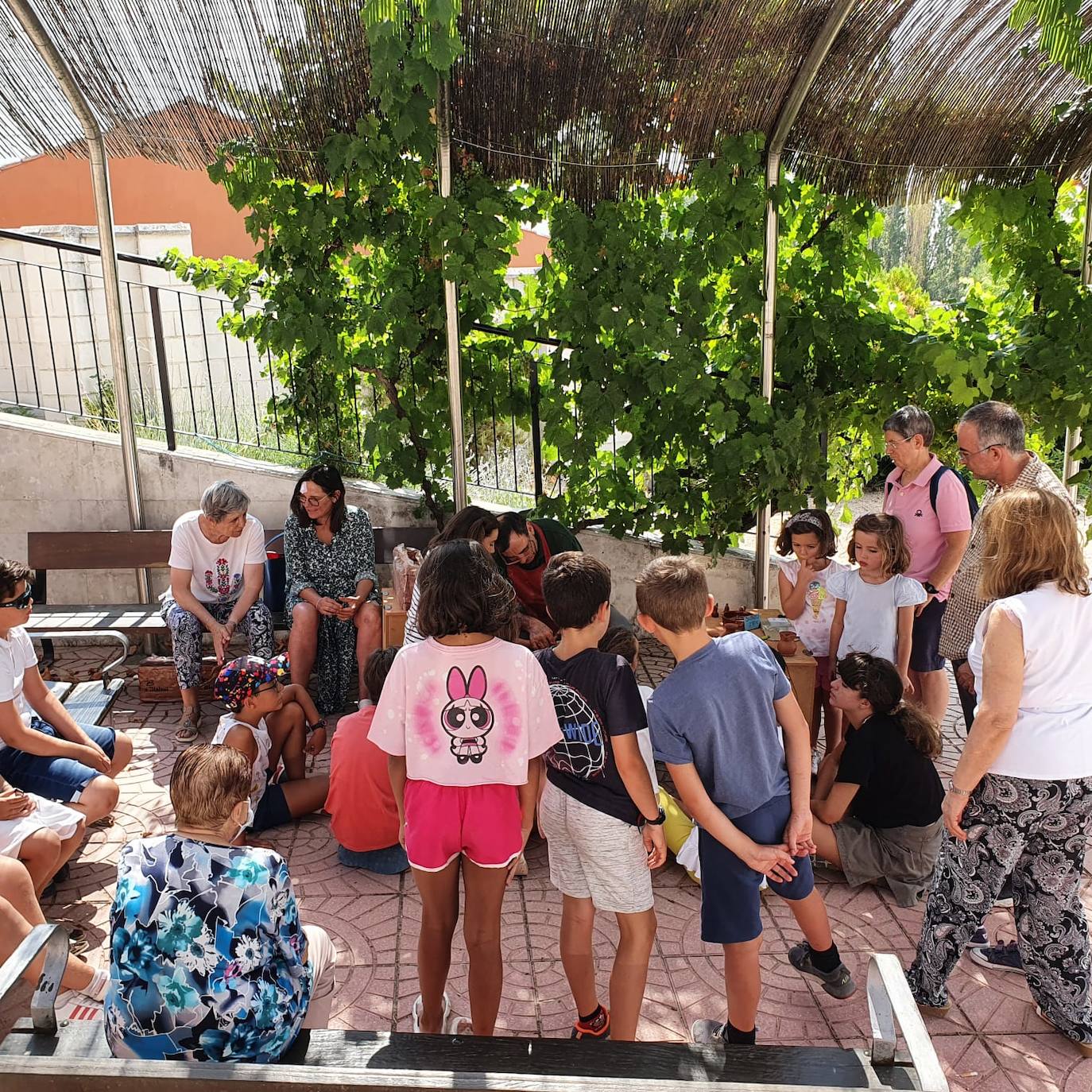 Niños y grandes durante las actividades organizadas por el Ayuntamiento del municipio 