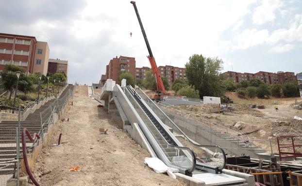 Instalan las escaleras mecánicas que acompañan al primer ascensor de Parquesol