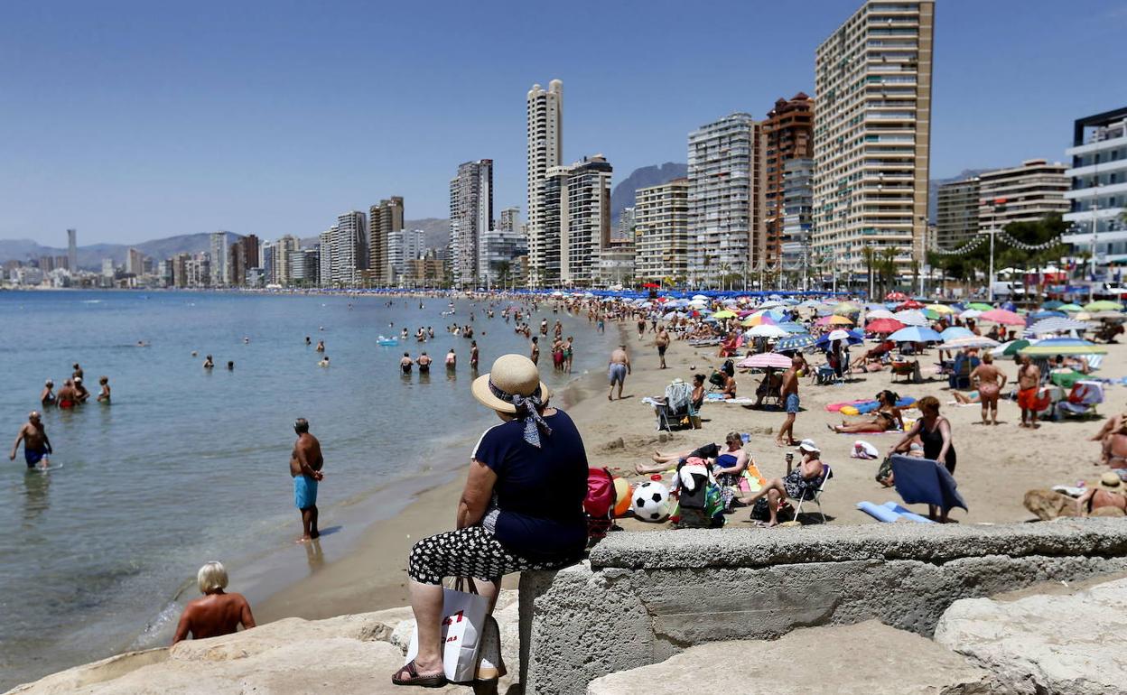 Bañistas en una playa de Benidorm. 